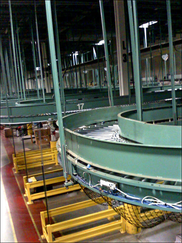 An elevated conveyor system in a warehouse environment